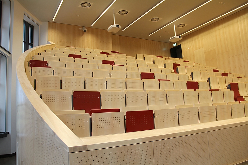 Blick in einen modernen Hörsaal mit weißen Möbeln